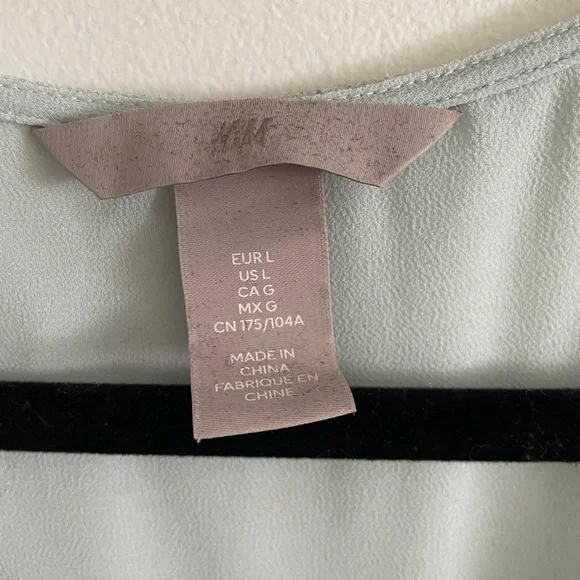 H&M flowy blouse - Picture 2 of 3